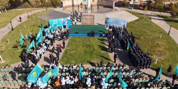 ТҮРКІСТАН ОБЛЫСЫНДА КӨК ТУ КӨККЕ КӨТЕРІЛІП, КӨК БАЙРАҚҚА ҚҰРМЕТ КӨРСЕТІЛДІ