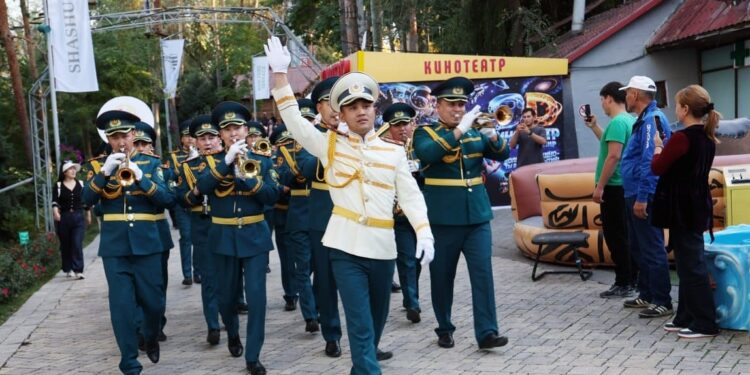 Guard Next: Республика күні қарсаңында Ұлттық ұлан оркестрі Көк-Төбеде өнер көрсетті.