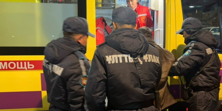 Алматыда ұландықтар есінен танып қалған адамға көмек көрсетті.